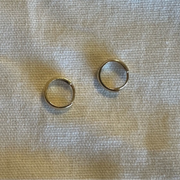 Mejuri 14k Gold Bold Huggie Hoops - Picture 5 of 7